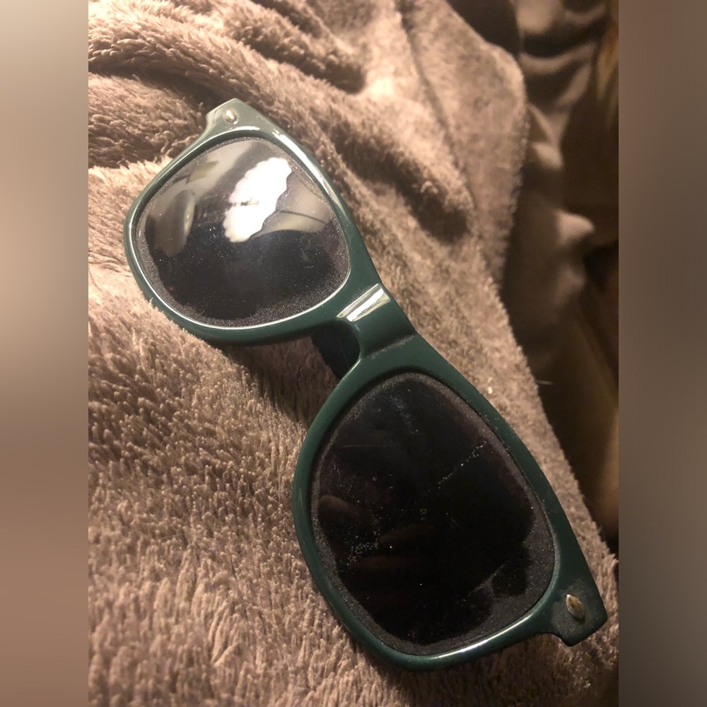 🌴☘️Whiskey Enthusiast Green Sunglasses- $8 or 🦋